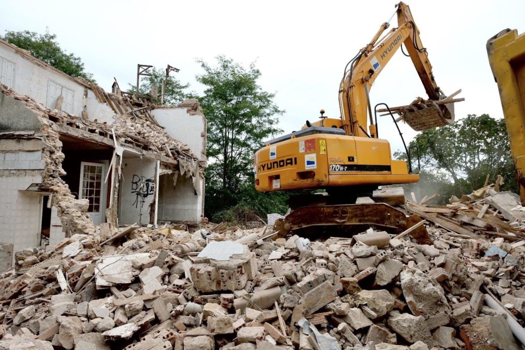 Demolido el Edificio en ruinas de la Calleja El Castro, en Peñacastillo