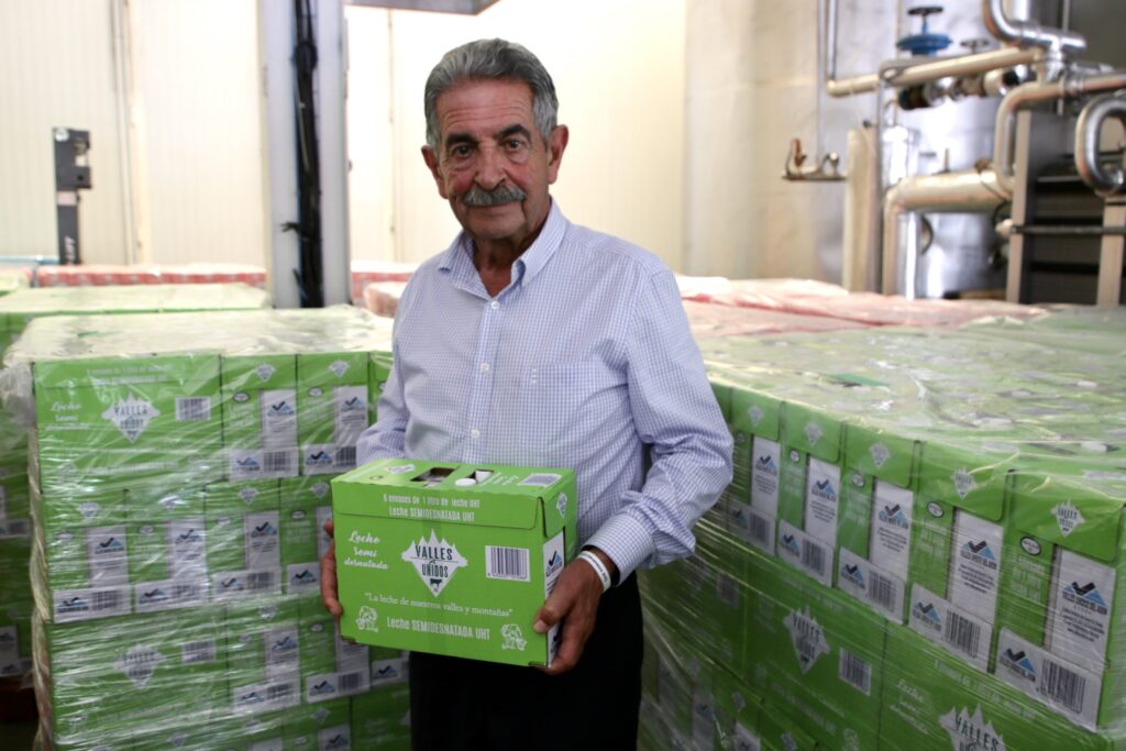 Revilla reivindica los Productos de Calidad y de proximidad en su visita a la Cooperativa Valles Unidos del Asón