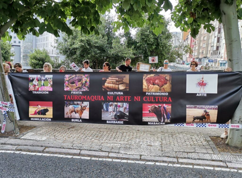 La Concentración antitaurina convocada por la Federación Dean muestra su rechazo al maltrato animal frente a la Plaza de Toros