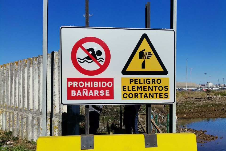 Pasaje Seguro convoca una Concentración exigiendo la retirada de las Concertinas del Puerto