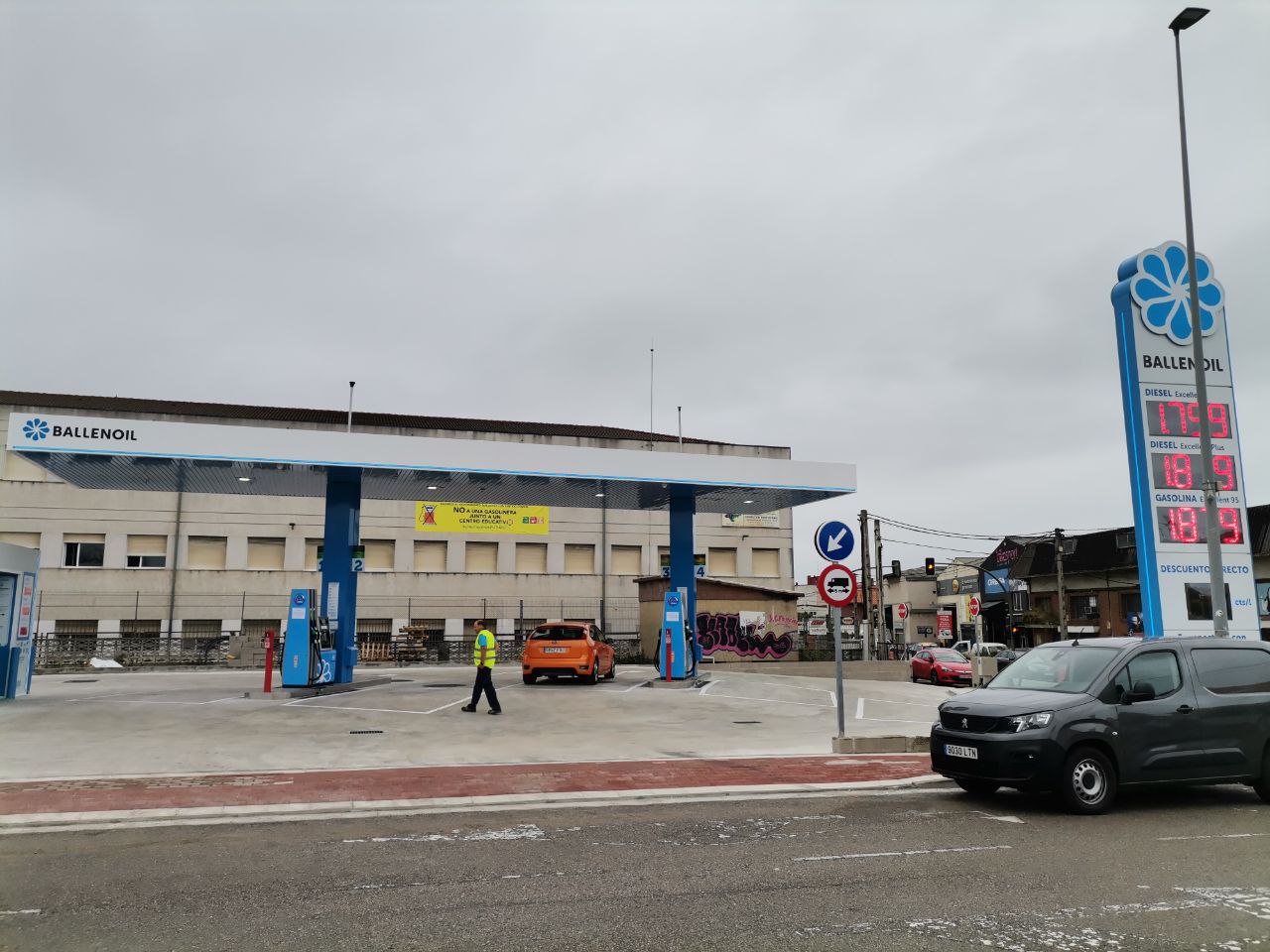 La Gasolinera frente al IES Cantabria abre sin tener la Licencia de Apertura