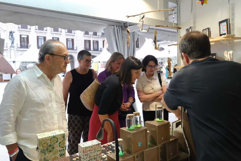 La Plaza Porticada acoge hasta el 17 de Agosto la XII Feria de Artesanía de Santander