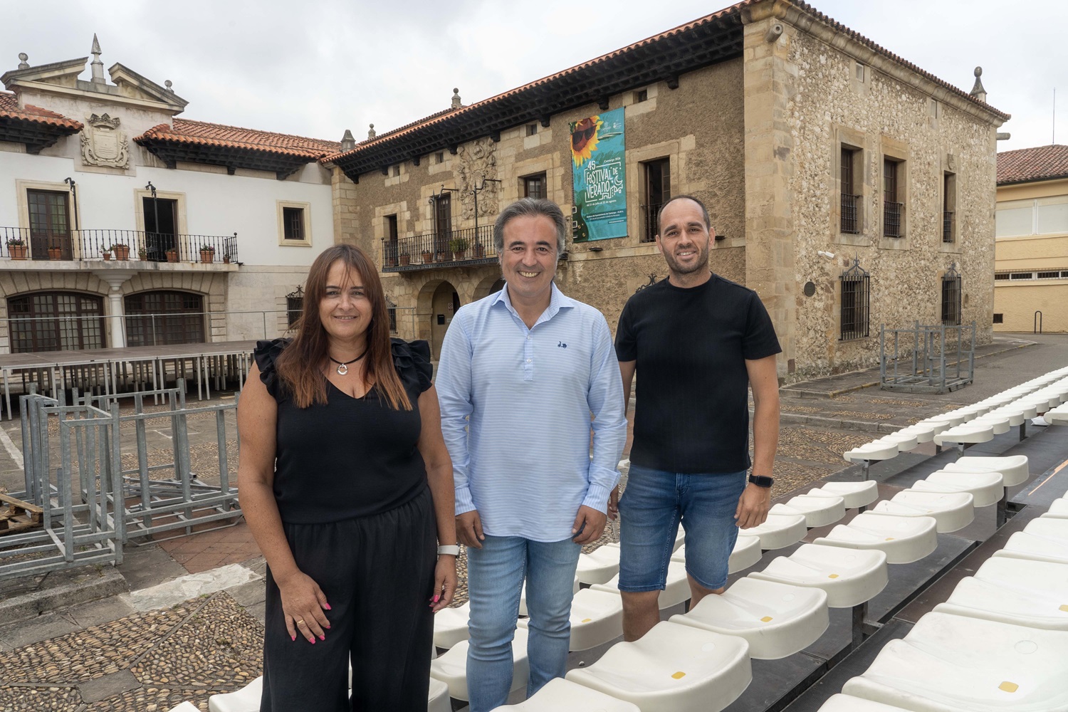 Laura Ara, Diego Movellán y Juan Ramírez en los Jardines del Ayuntamiento de Camargo