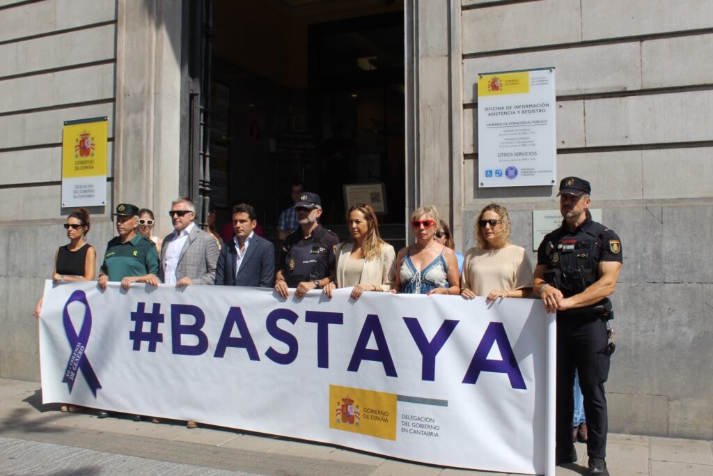 La Delegación del Gobierno guarda un minuto de silencio por la última víctima de violencia de género en Málaga