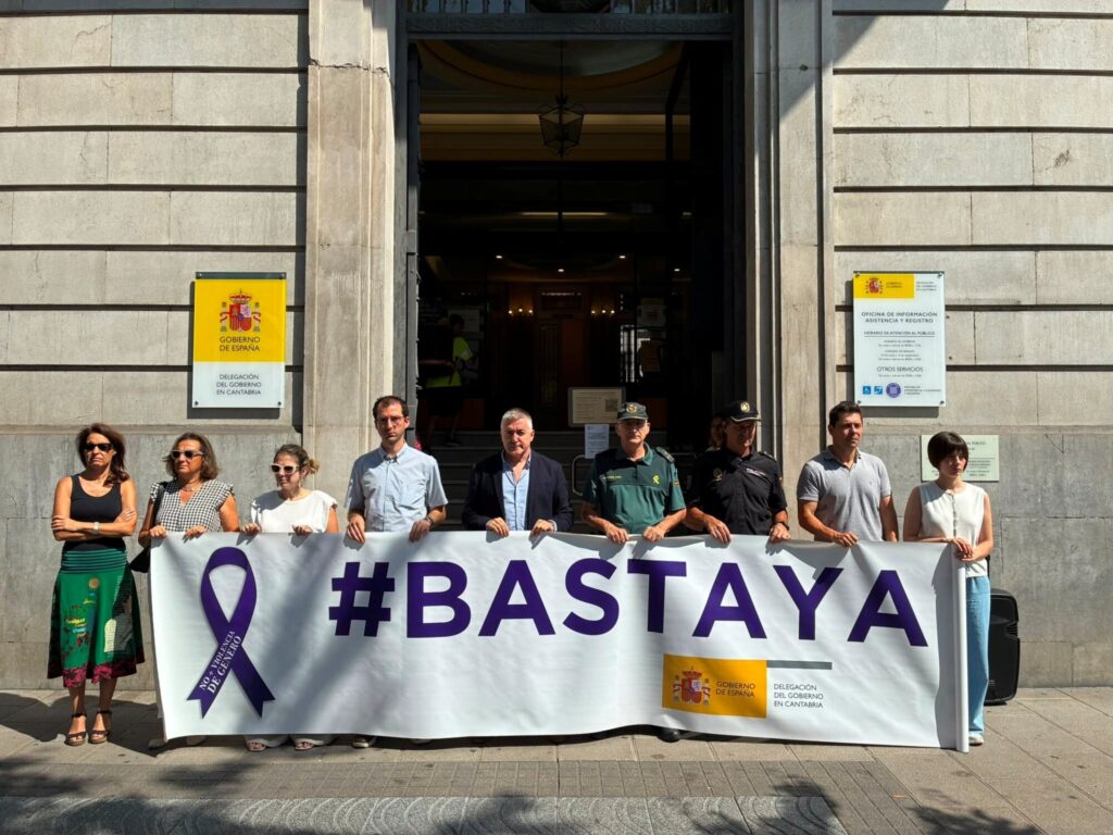 La Delegación del Gobierno guarda un Minuto de Silencio por las últimas Víctimas de Violencia de Género en Toledo y Málaga