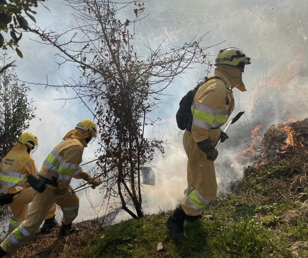 Cantabria ofrece al Estado 21 Bomberos y 6 Vehículos de extinción para colaborar en los Incendios de Madrid y Ávila