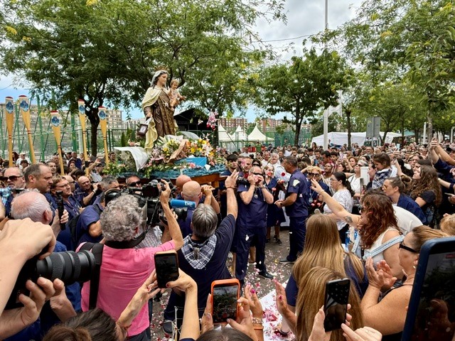 Gema Igual comparte con los Vecinos del Barrio Pesquero el día grande de la Virgen del Carmen