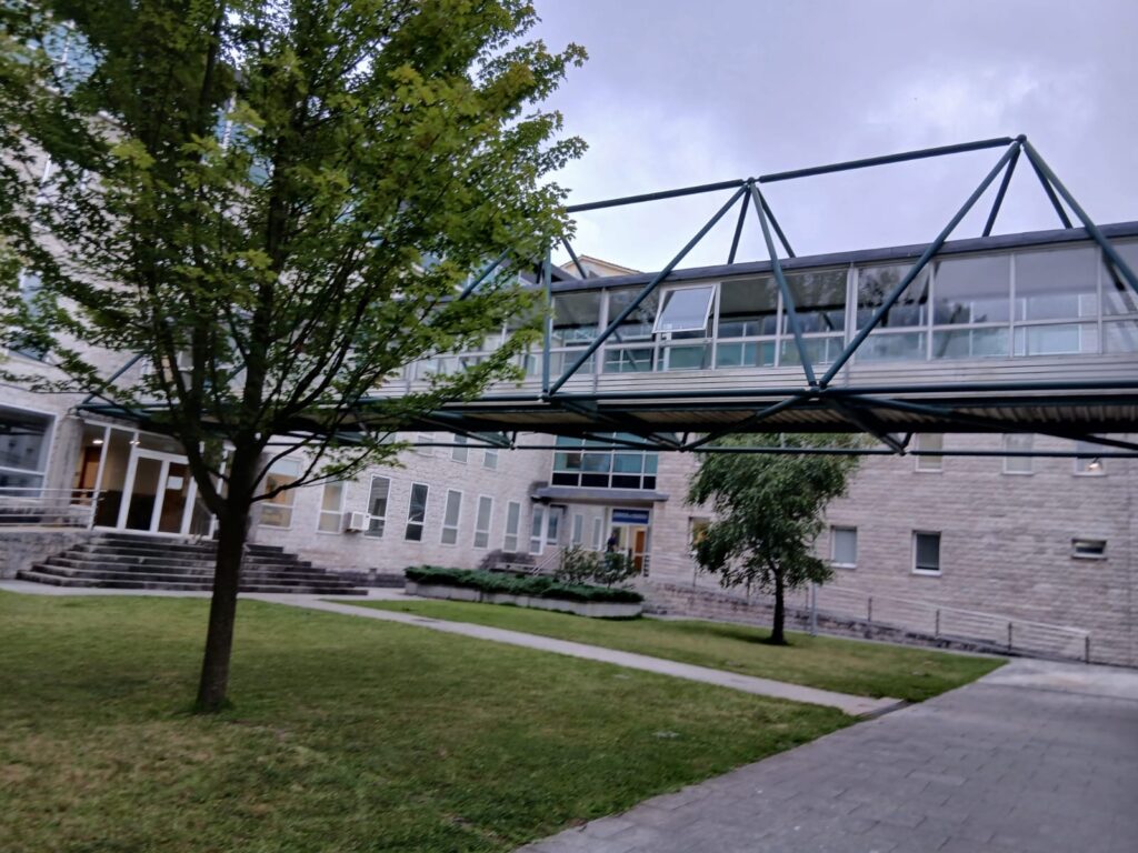 El Gobierno cántabro clausura de forma preventiva el uso del paso peatonal elevado de Las Salesas para garantizar la seguridad