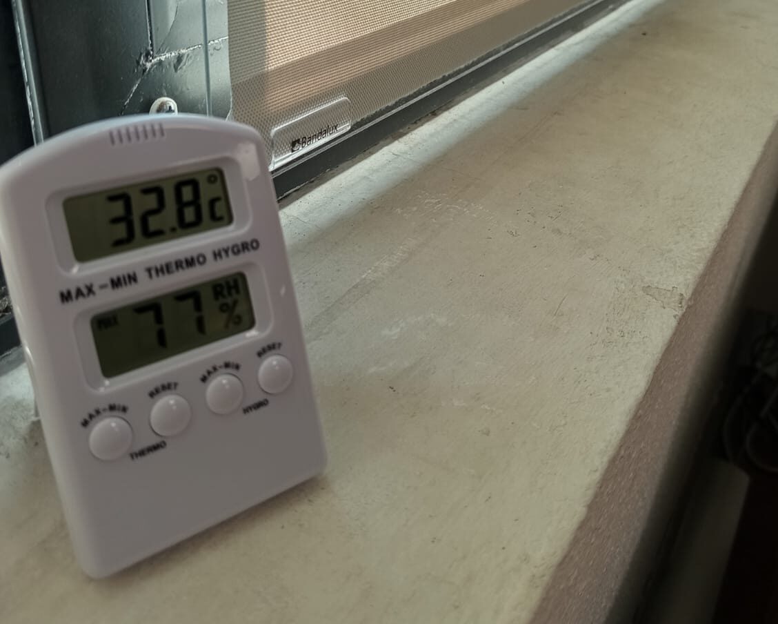 Termómetro marcando alta Temperatura en Edificio Europa