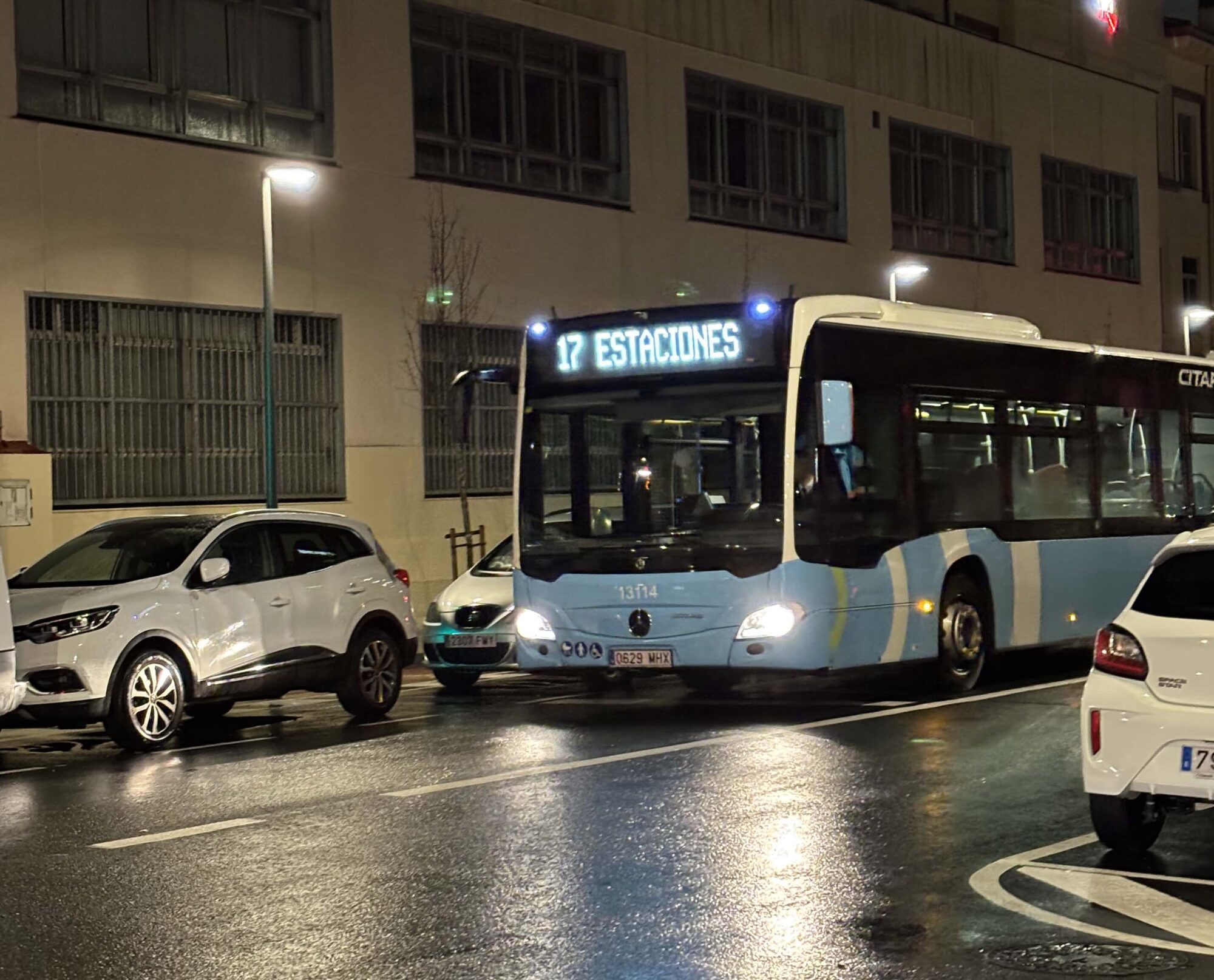 Línea 17 del TUS a su paso por Paseo de Altamira de noche