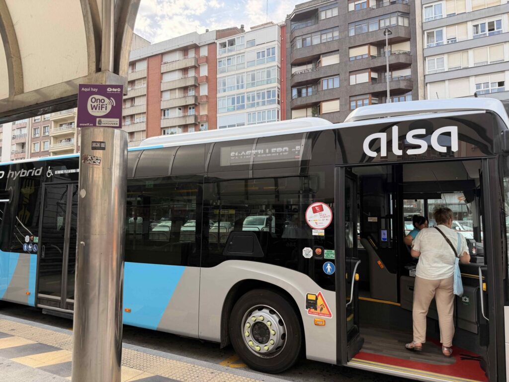 IU – Podemos denuncia la falta de previsión del Consejero Media en el Transporte durante los Festivos y el Mundial en el Arco de la Bahía