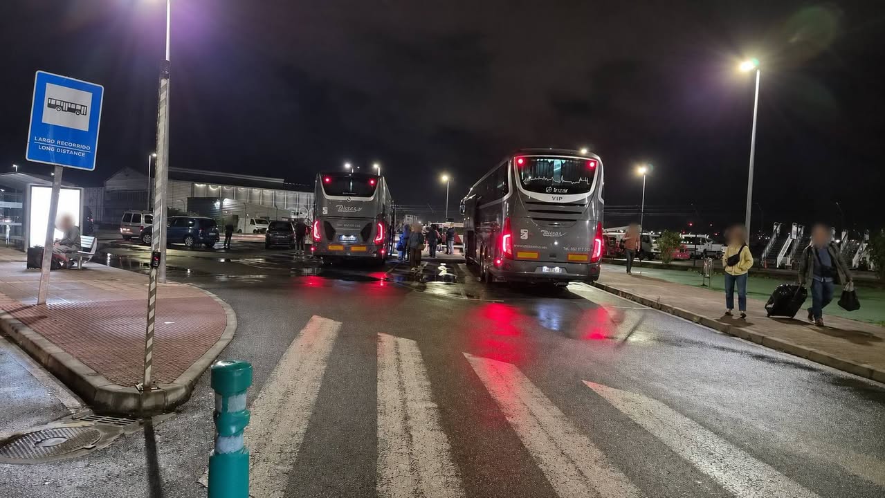 Autobuses llegando a Parayas desde Madrid por Vuelo desviado