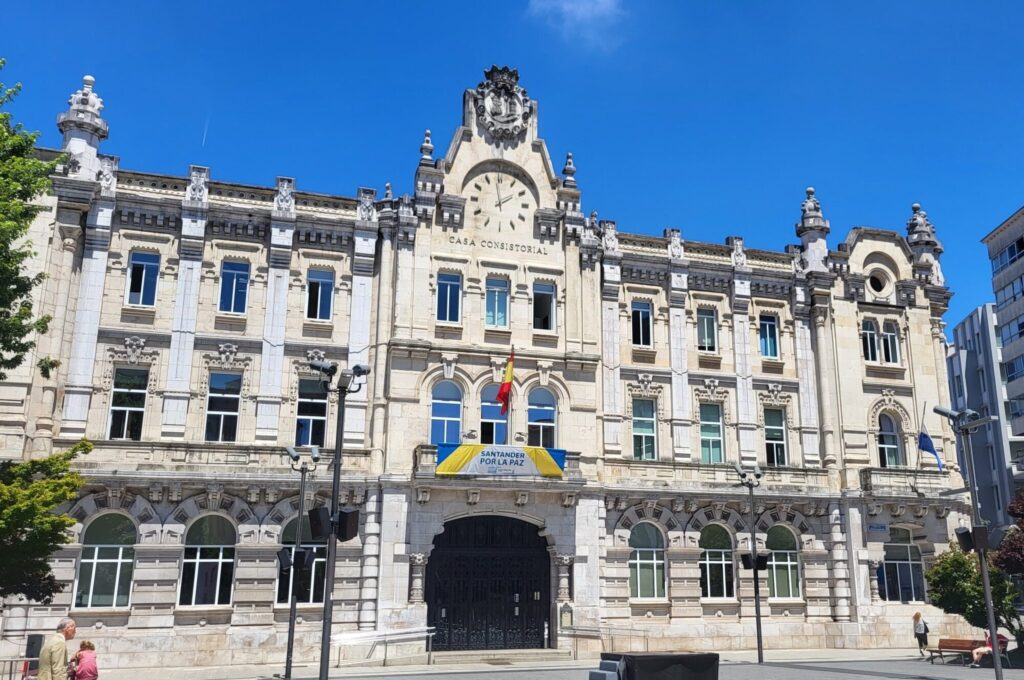 El PRC de Santander pide iluminar la fachada del Ayuntamiento con los colores de Cantabria el 28 de julio