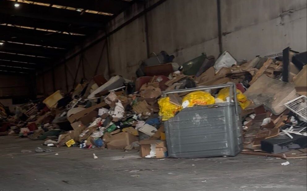 Basura incontrolada en el interior de una Nave de Candina