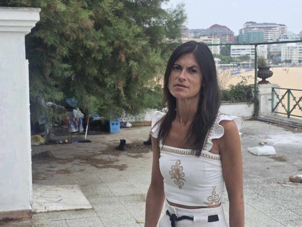 Denuncian que Costas y el Ayuntamiento permiten que el edificio Rema siga en estado de abandono y okupado