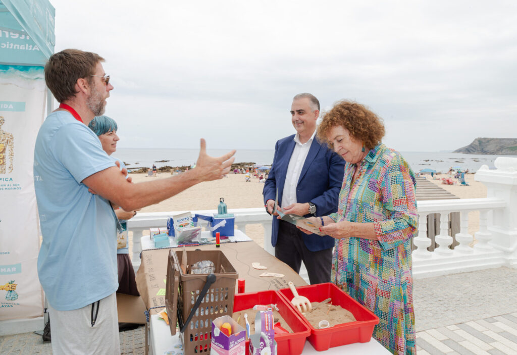 Roberto Media anima a combatir los microplásticos en el mar con pequeños gestos y la campaña «Tú decides. El mar lo nota»