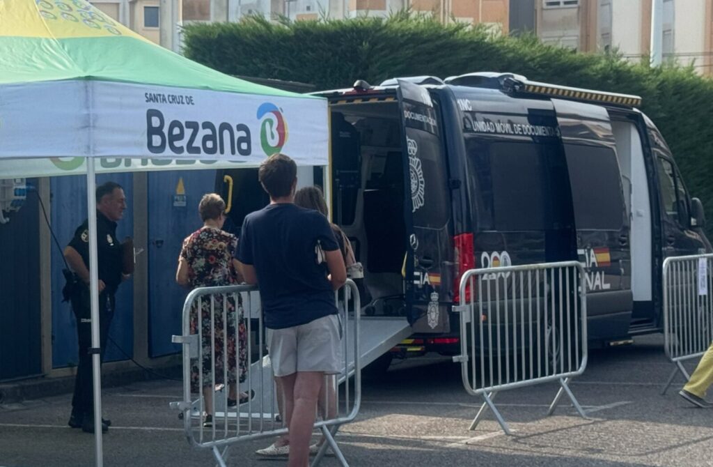 Furgoneta de la Unidad Móvil de renovación de DNI o Pasaporte de la Policía en Bezana