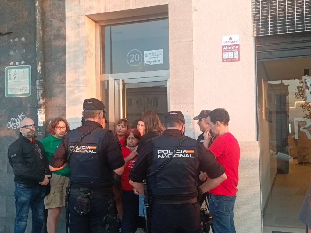 El Sindicato de Vivienda denuncia una agresión a una activista y un dispositivo policial que limitó la protesta en el Desahucio de Blanca
