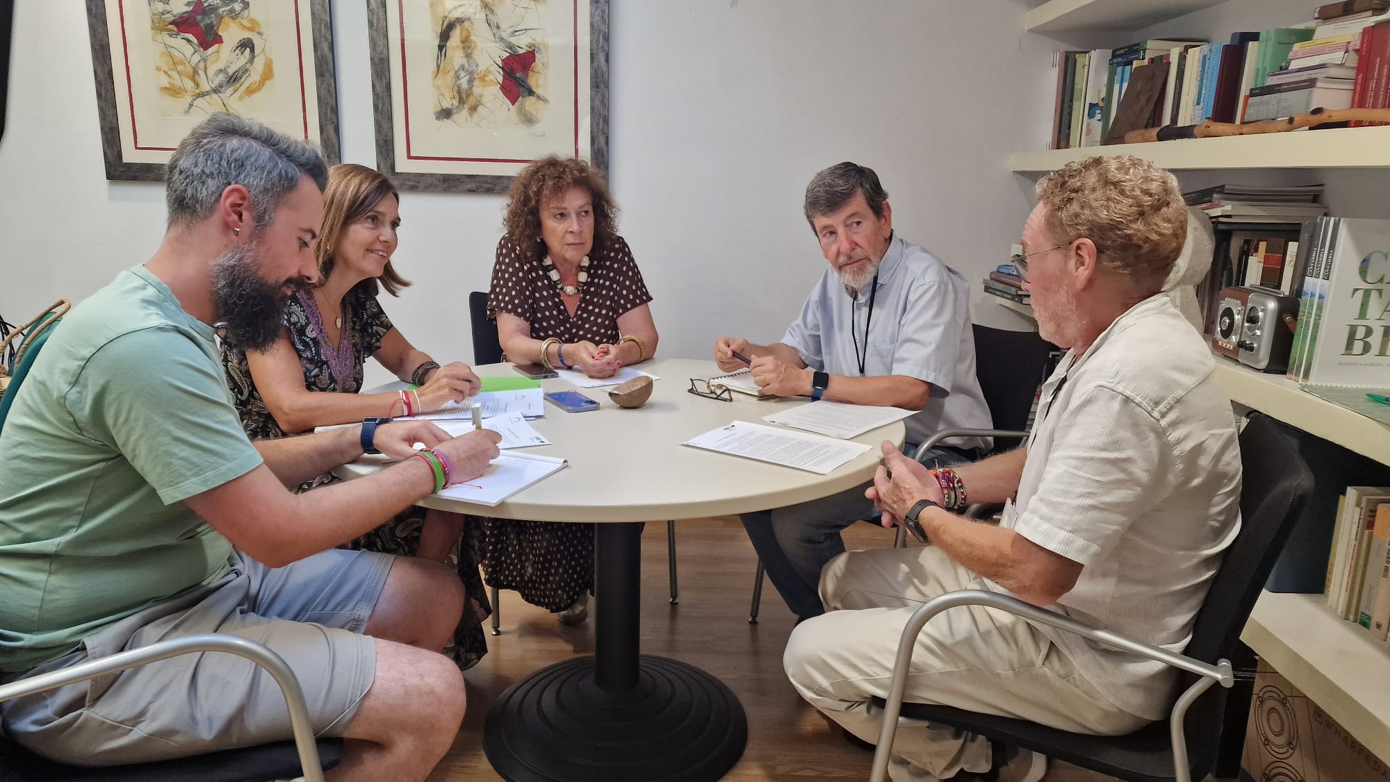 Fernández Viaña, junto al secretario de Juventudes Regionalistas y la diputada Teresa Noceda, con los representantes de las asociaciones que trabajan por el Sáhara