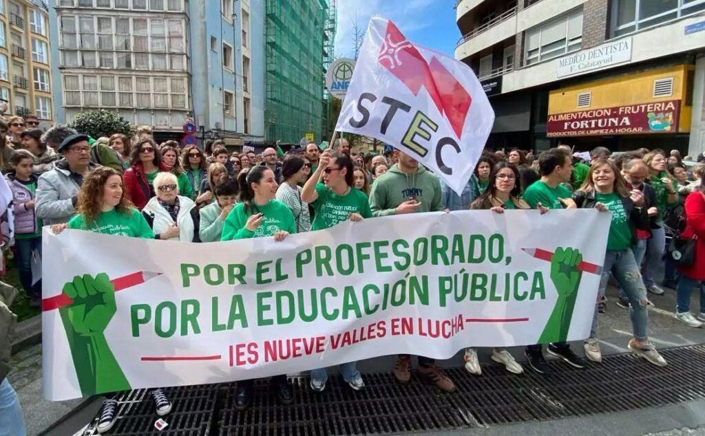 Frente a la propuesta de suprimir grupos, STEC exige a la Consejería cumplir su compromiso de reducir las ratios máximas