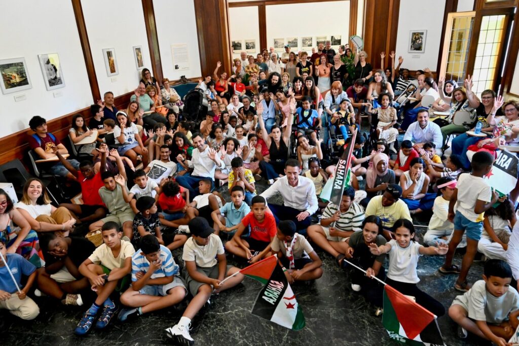 La alcaldesa recibe en el Ayuntamiento a los niños saharauis que participan en el programa ‘Vacaciones en Paz’ 2026