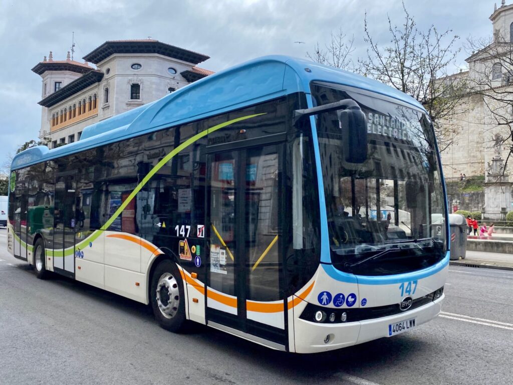Servicio Lanzadera de Autobús desde las Estaciones  hasta los Conciertos de la Virgen del Mar para no sobrecargar la Línea 17 del TUS