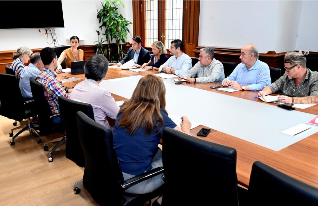 Santander eleva un 12% el gasto por habitante y un 13% la inversión pero se reduce la deuda a mínimos, según el PP
