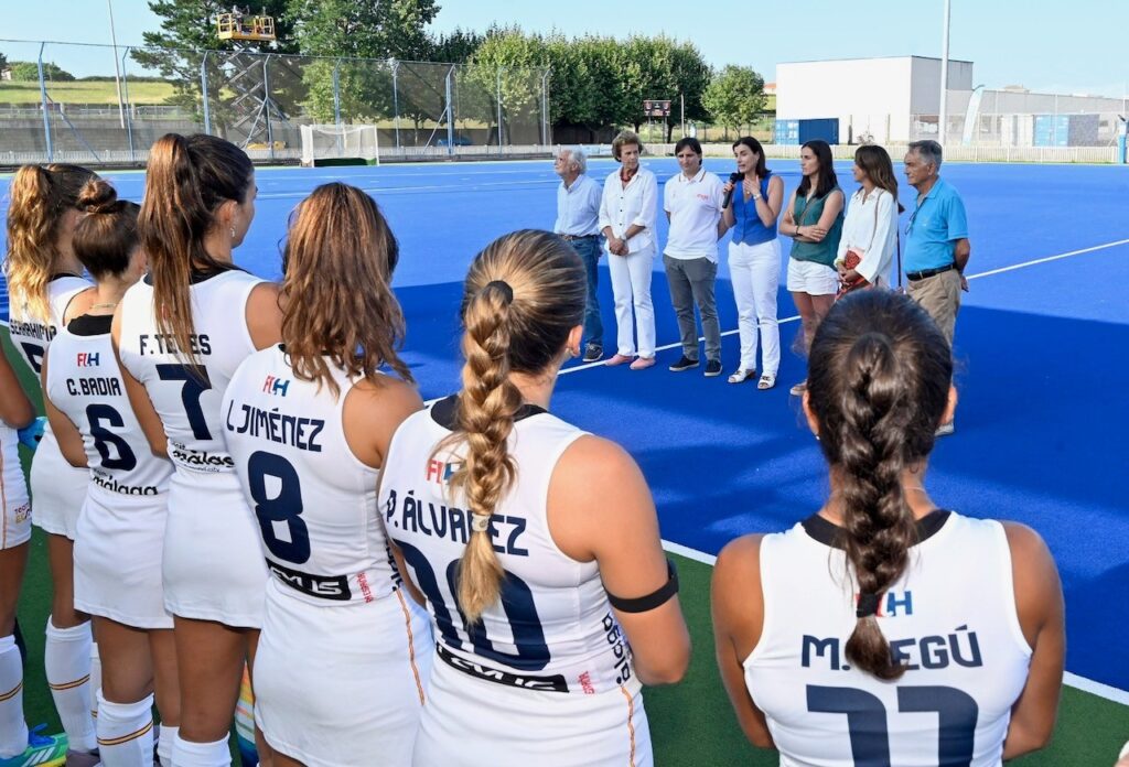 Santander rinde homenaje a la jugadora santanderina de Hockey Beatriz Pérez en el Complejo