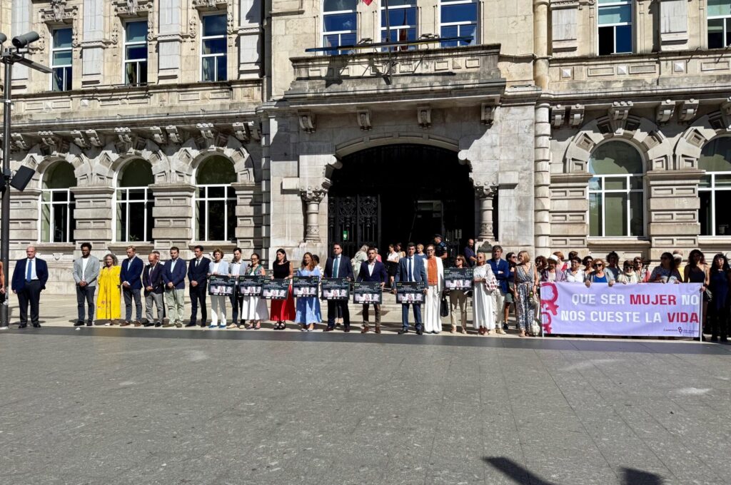 Santander recuerda a las 5 Mujeres asesinadas por Violencia de Género en Agosto con una Concentración en la Plaza del Ayuntamiento