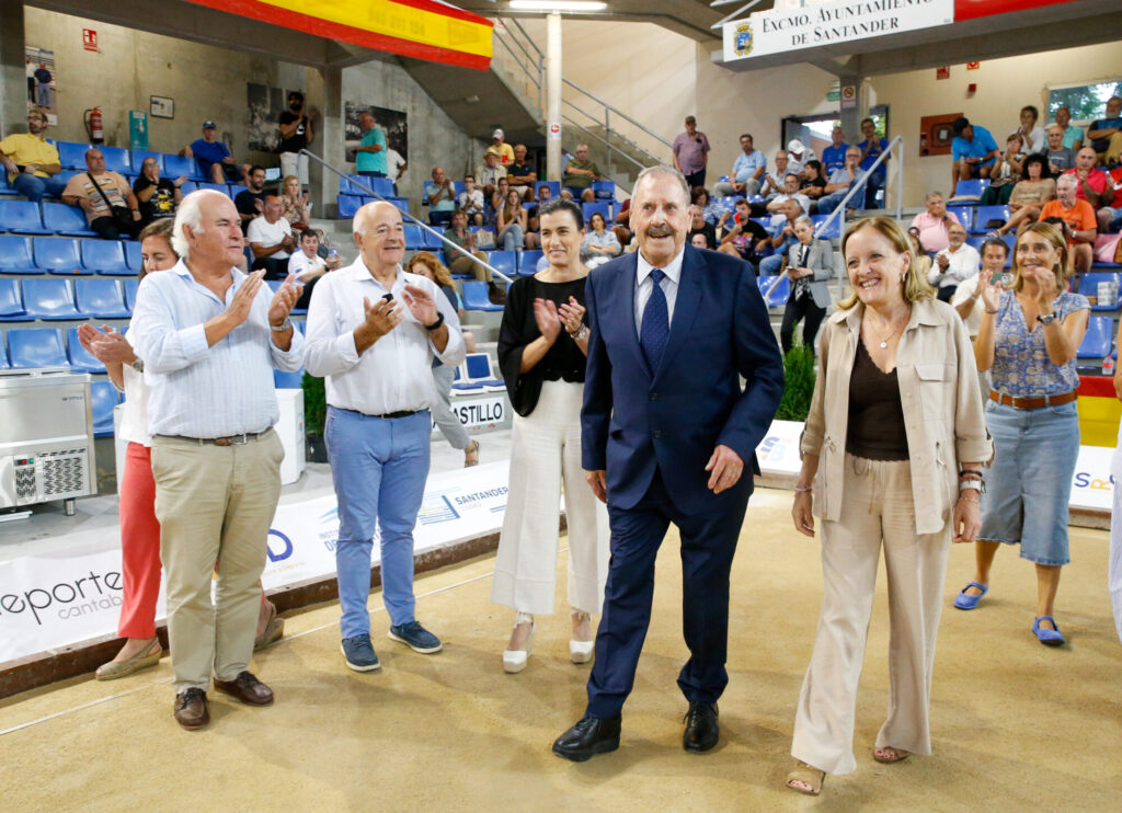 Homenaje con la Insignia de Oro de la Federación Española de Bolos para Toño Gómez por su contribución al Bolo Palma