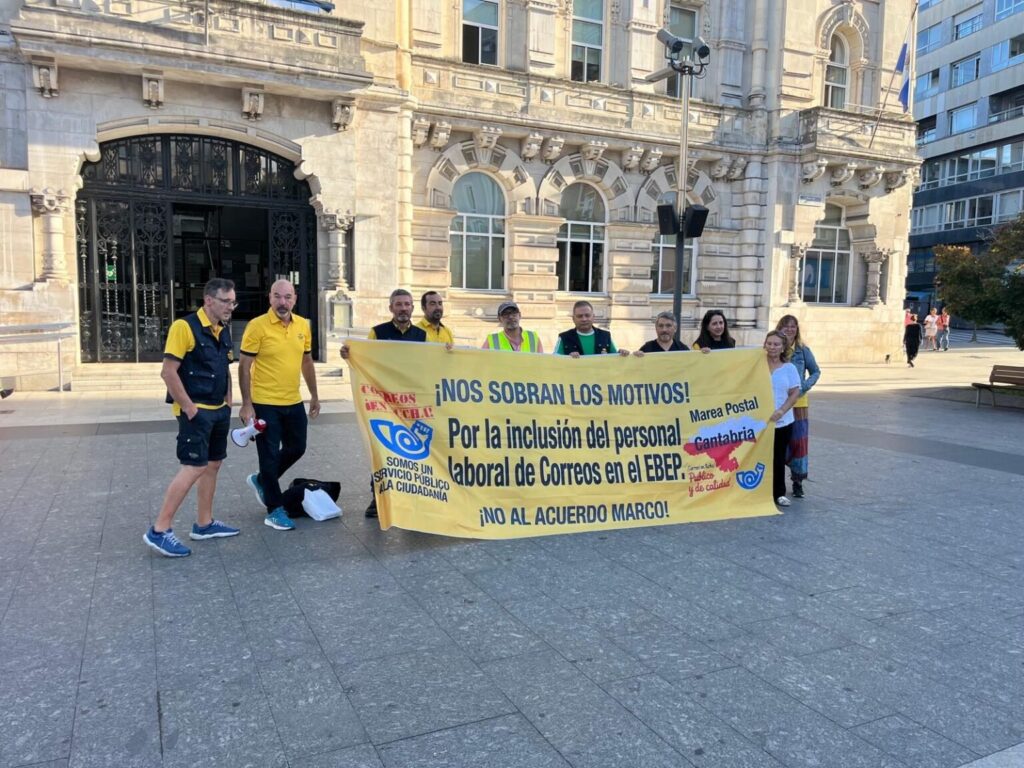 Trabajadores de Correos se concentran frente al Ayuntamiento de Santander para defender la función esencial de su Trabajo