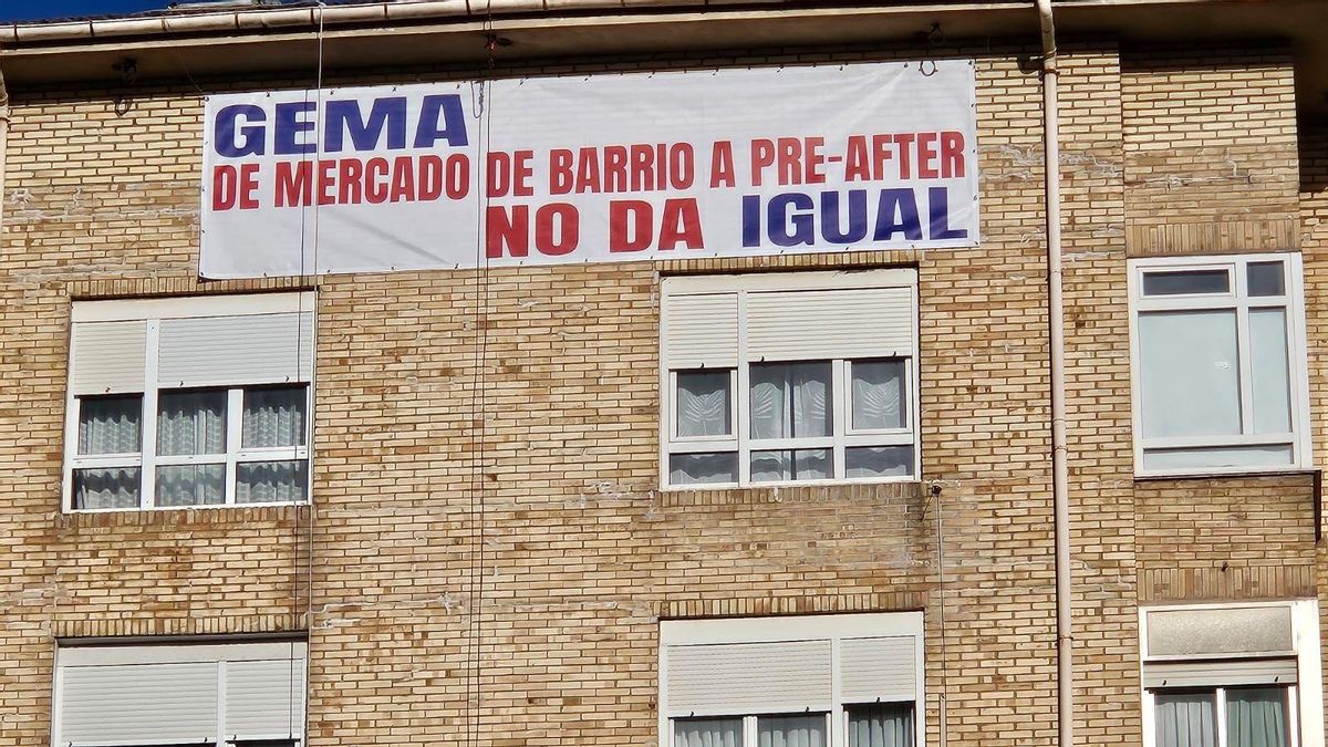 Pancarta contra la apertura de McDonald's en el Mercado de Pueetochico