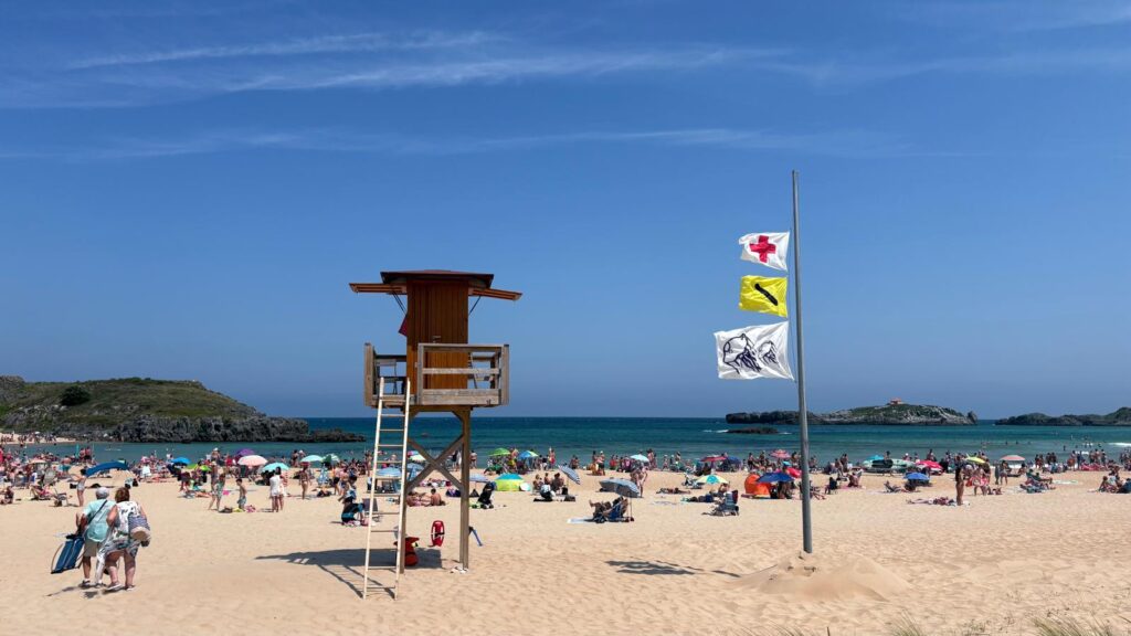 Cruz Roja, presente en 71 puestos de socorrismo en las playas de Cantabria, realiza más de 2.800 intervenciones en 2026