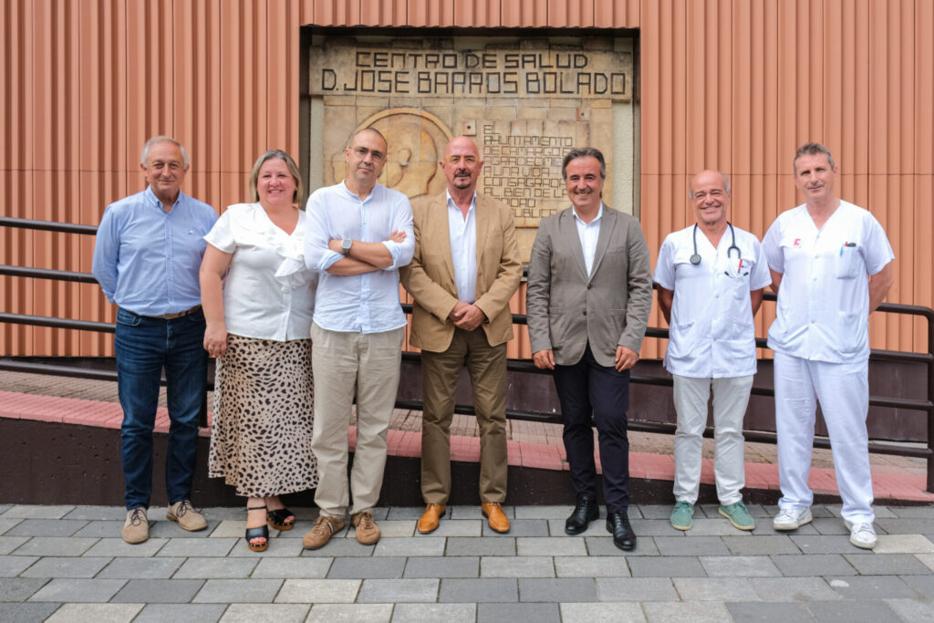 El consejero de Salud, César Pascual, visita la finalización de las obras del Centro de Salud José Barros junto con el alcalde de Camargo