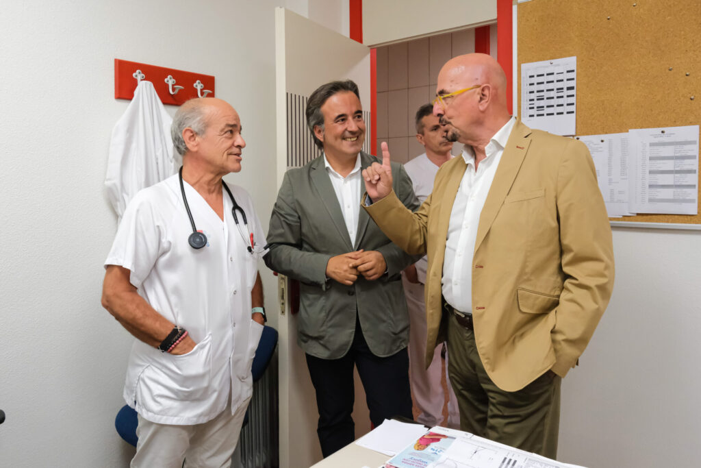 El consejero de Salud, César Pascual, visita la finalización de las obras del Centro de Salud José Barros junto con el alcalde de Camargo