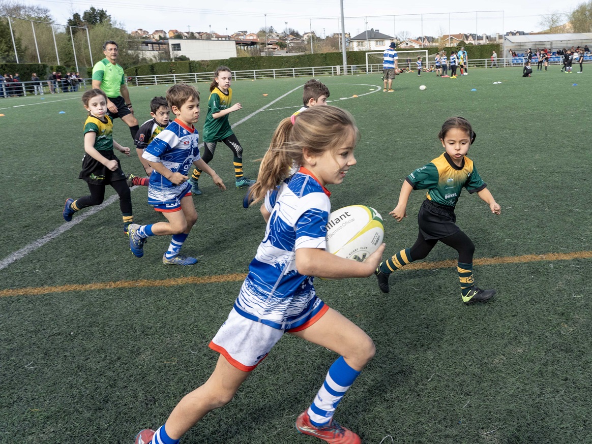 Niños jugando al Rugby en Camargo