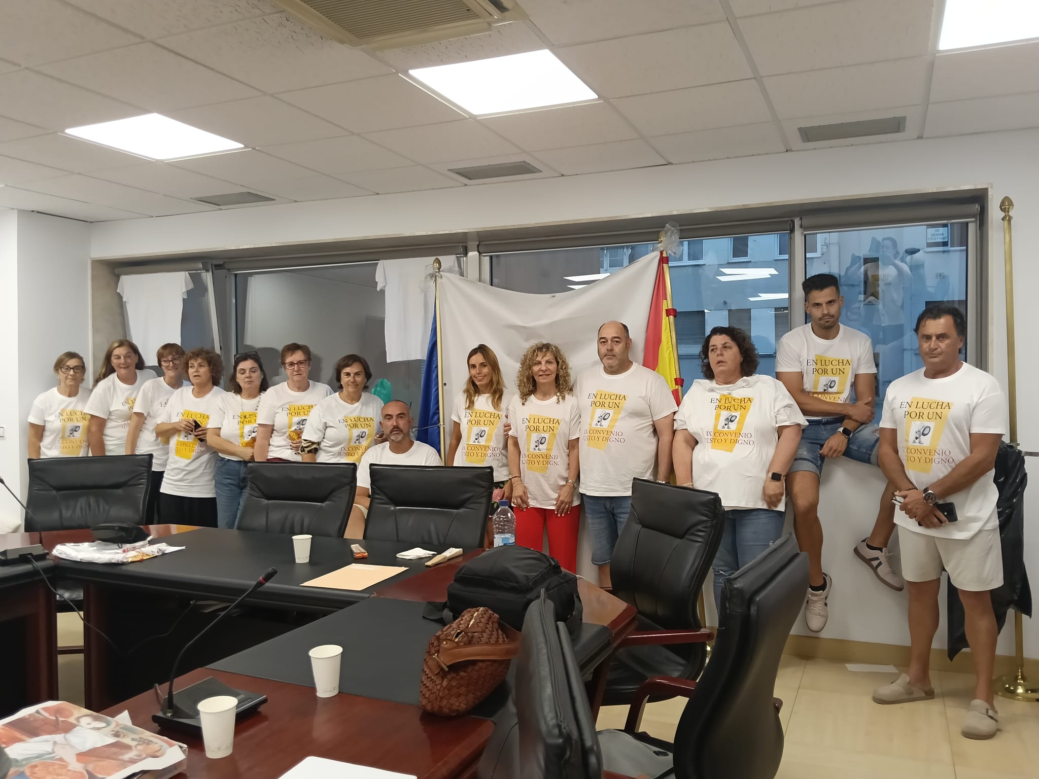 Continúa el Encierro de Trabajadores de Presidencia en la Sede del Gobierno de Cantabria: «La Consejera Urrutia no quiere ceder»