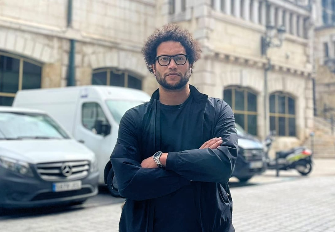 Keruin Martínez, Concejal de IU, frente al Mercado de la Esperanza