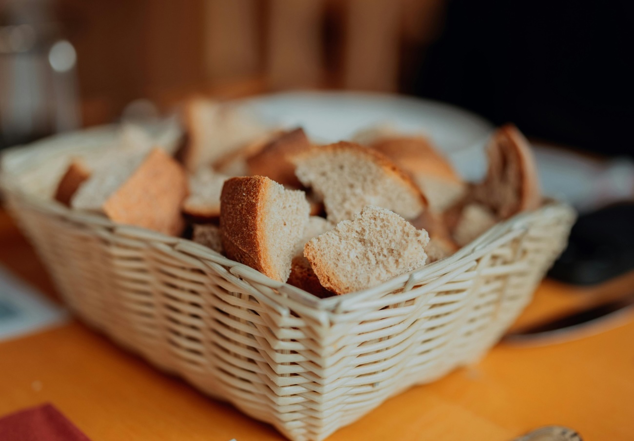 Cesta con Panecillos en un Restaurante denunciado por FACUA