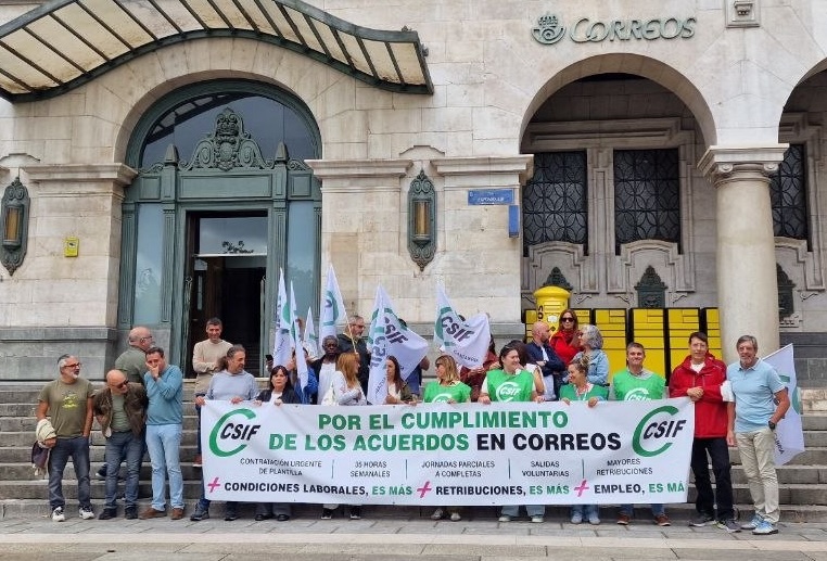 Trabajadores de Correos del Sindicato CSIF se concentran en la Plaza para exigir que se cumpla el Acuerdo Marco