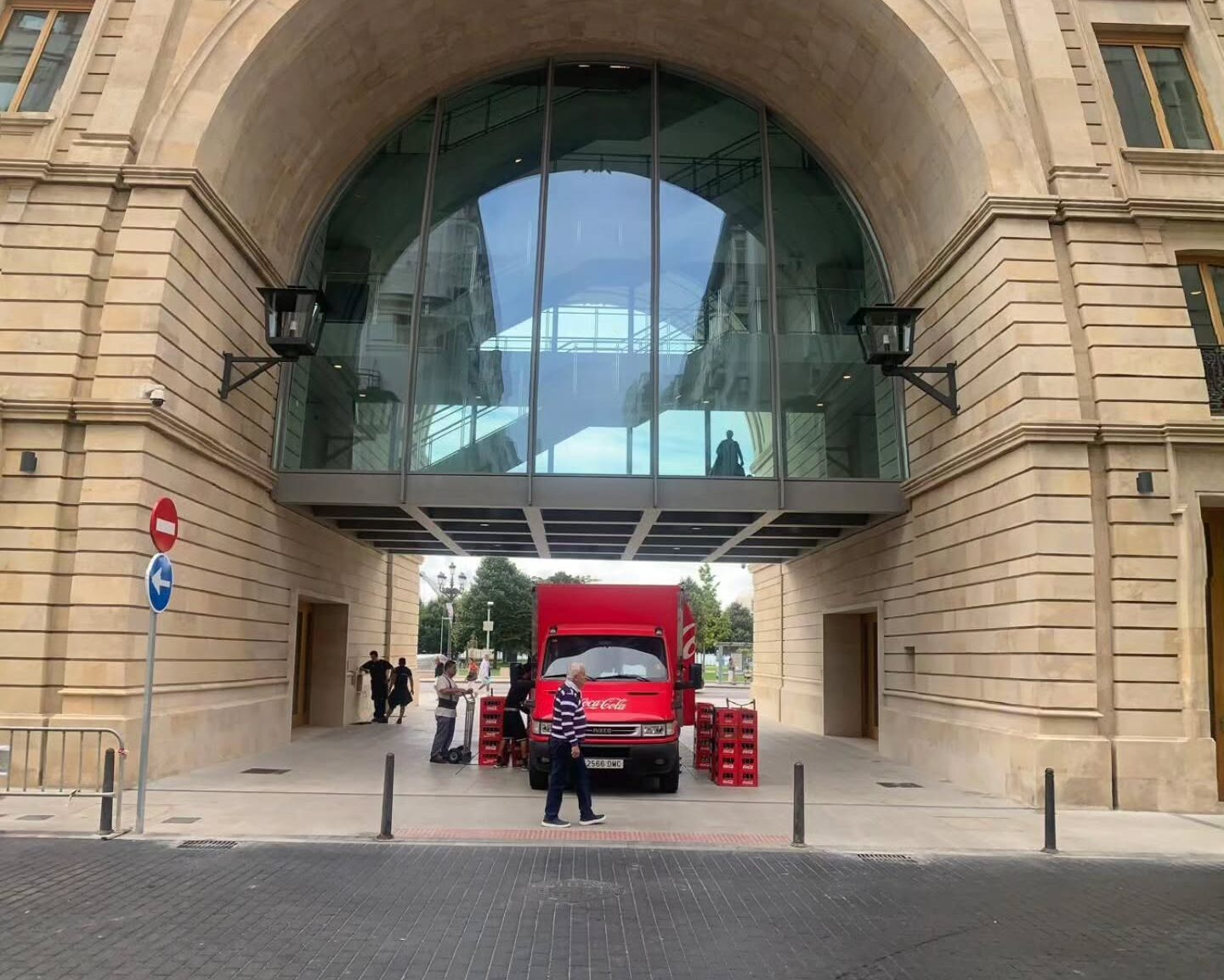 Multan al Conductor de un Camión de Coca-Cola por aparcar bajo el Arco del Banco Santander cerrado al Tráfico