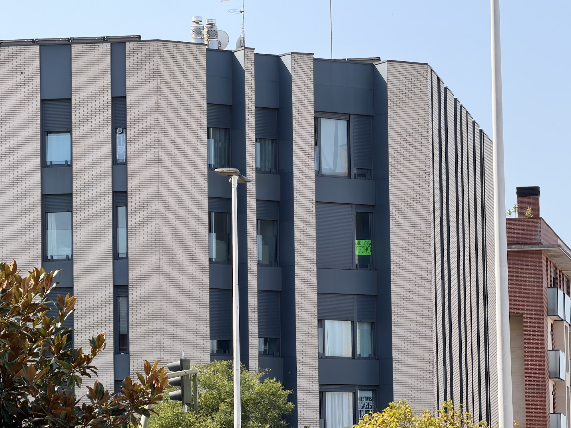 Viviendas de La Caixa en Peñacastillo con Carteles contra la especulación del Fondo Buitre en Septiembre de 2026